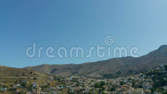 空中鸟瞰视频由无人驾驶飞机拍摄的美丽的风景如画的房子可以看到塞米岛港口的景色视频的预览图