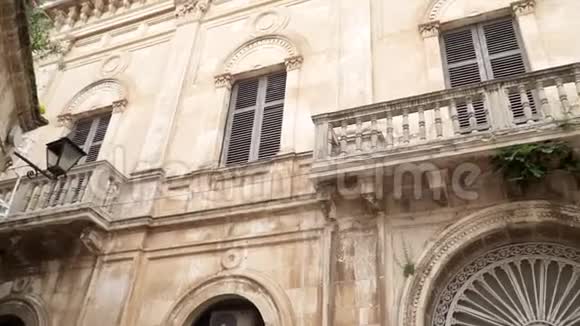 意大利马雷波利尼亚诺大街上的一座旧建筑的正面视频的预览图