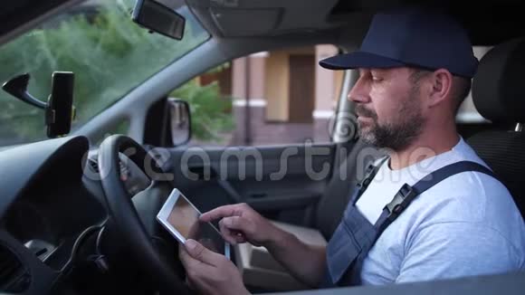 送货员在车上查看平板电脑订单视频的预览图