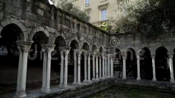 中世纪的遗迹与老城区的柱廊行动市中心的地标修道院的废弃废墟视频的预览图