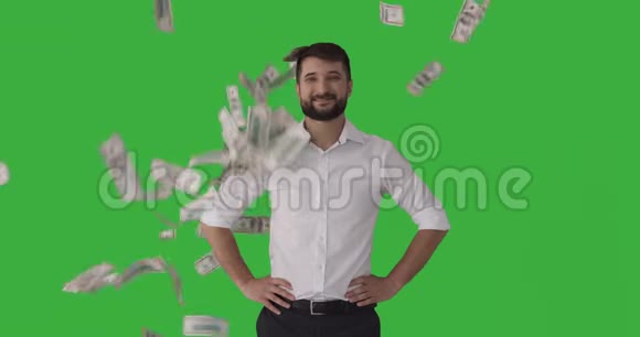 美元钞票在绿屏上砸在商人身上视频的预览图