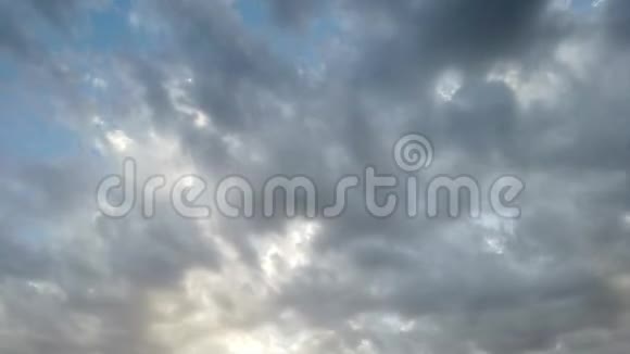 光线影响和景色运动的巨大云层的时间流逝视频的预览图
