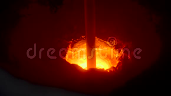 在熔炼炉上用旋转棒关闭一个孔冶金工业的概念库存录像程序视频的预览图