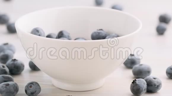 成熟的蓝莓浆果倒在白色的碗里视频的预览图