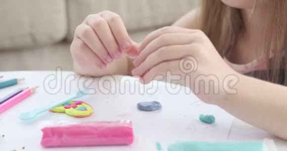 女孩用塑料做造型的手视频的预览图