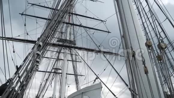 在蓝色多云的天空下关闭了CuttySark船的索具和桅杆行动伦敦格林威治视频的预览图