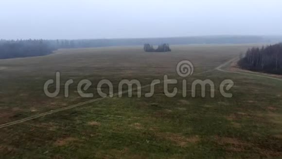 4秋天在浓雾中飞越斜野上空的K航空观景图视频的预览图