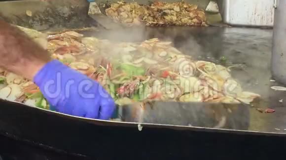 大锅饭上的油炸食品视频的预览图