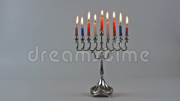 犹太节日光明节的第七天光明节上有八支蜡烛在燃烧视频的预览图