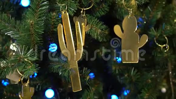 圣诞树上的圣诞装饰品玩具仙人掌视频的预览图