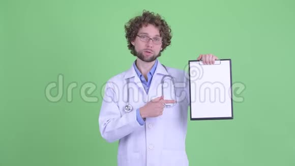 快乐的小胡子男医生用剪贴板竖起大拇指视频的预览图