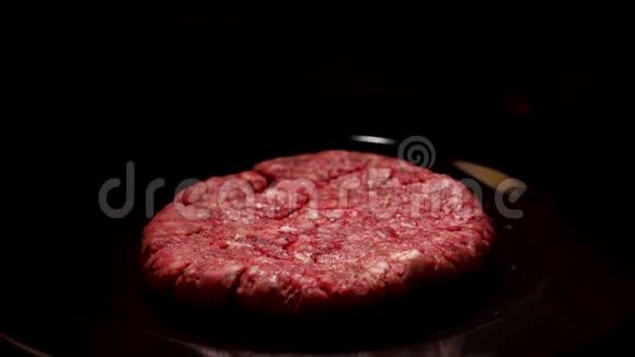 在黑色背景食物和烹饪概念上关闭生汉堡牛肉馅饼库存录像新鲜牛肉片视频的预览图