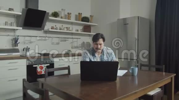 已婚夫妇在厨房读驱逐通知书视频的预览图