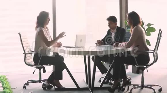 女性专业投资顾问商务会议咨询不同客户视频的预览图