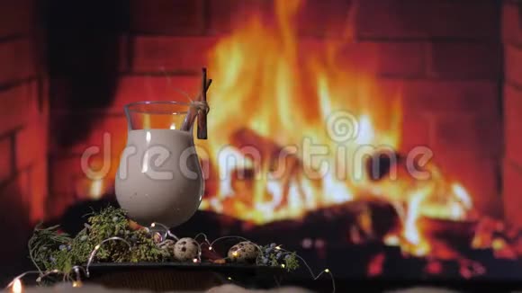 在家中为冬季聚会和与朋友聚会准备的美味的传统鸡蛋鸡尾酒视频的预览图