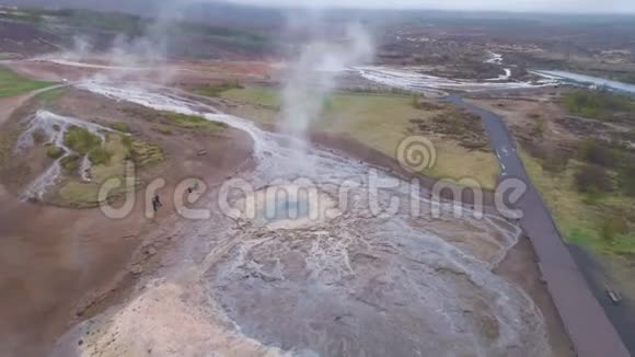 斯特罗库尔间歇喷泉休息冰岛鸟瞰图视频的预览图