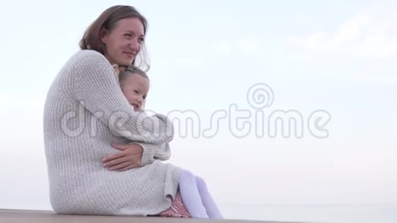 妈妈抱着小女儿妈妈温暖了一个冻僵的孩子视频的预览图