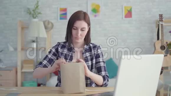 肖像年轻女子在桌旁包裹礼物视频的预览图