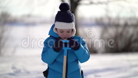 小男孩在冬天铲雪视频的预览图