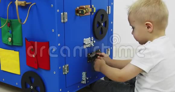 一个小男孩和一个蒙台梭利布鲁斯玩开发机器木制玩具视频的预览图