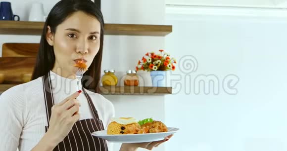 亚洲女人吃了一盘炒饭视频的预览图