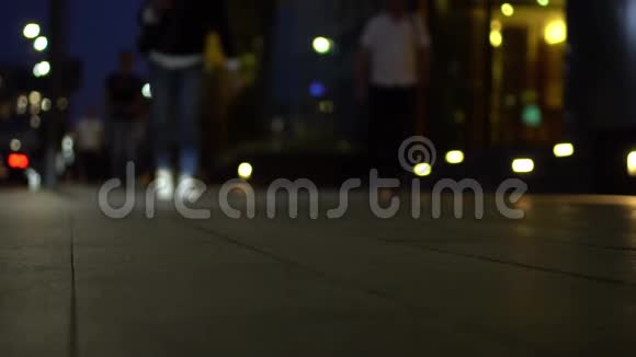 傍晚城市街道的散焦景色男人沿着人行道走视频的预览图