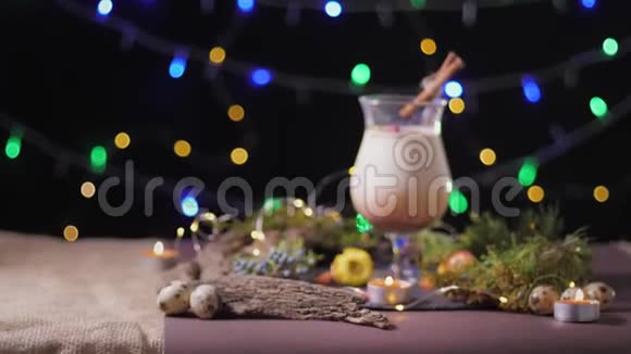 节日蛋酒搭配传统的蛋酒配上圣诞树和灯光视频的预览图