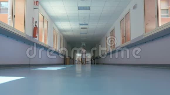 穿着白色制服的医生沿着走廊走视频的预览图
