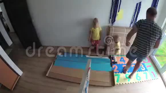 家庭父母在他的房间里为蹒跚学步的男孩组装新床时间推移视频的预览图