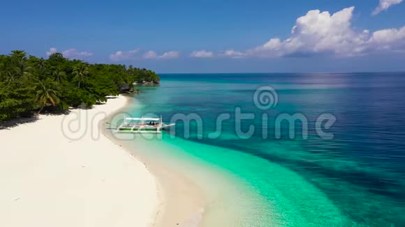 在热带岛屿岸边的船菲律宾马哈巴岛美丽的白沙滩视频的预览图