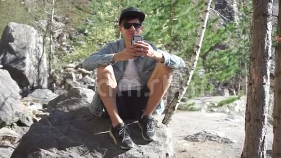 他打电话坐在石头上视频的预览图