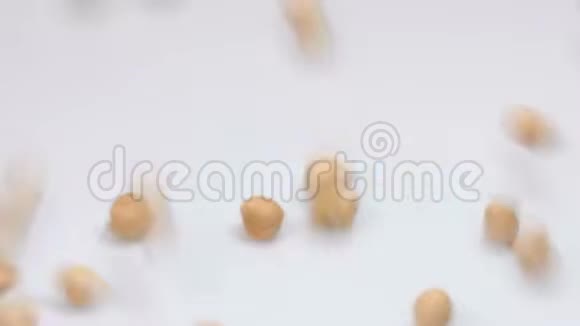 白色背景上的鹰嘴豆从顶部落下填充框架视频的预览图