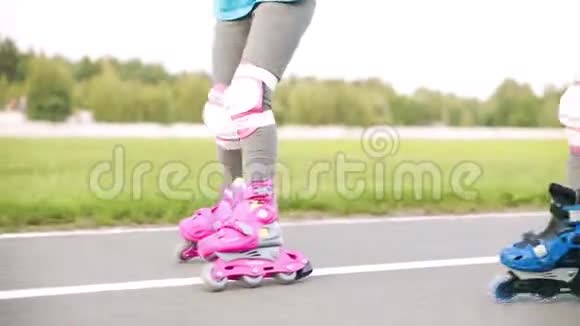 两双明亮的溜冰鞋去体育场视频的预览图