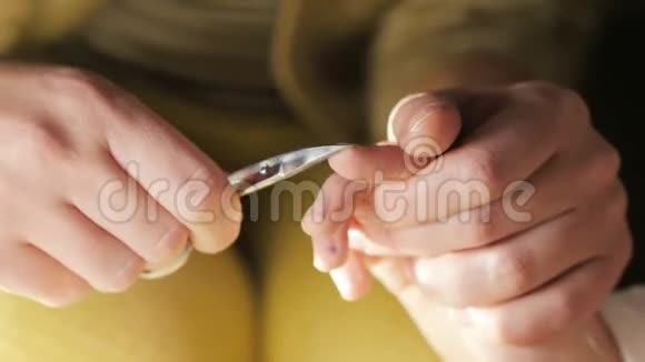 一个女人孩子的手剪指甲视频的预览图