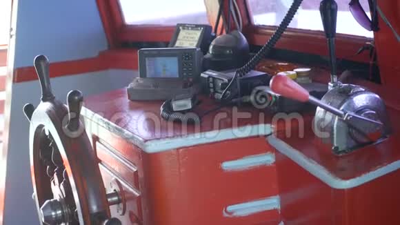 泰国亚洲渔船驾驶舱在阳光明媚的渔船上装有轮子和导航设备的空座舱视频的预览图