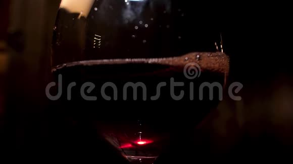将酒杯内的酒精饮料封闭起来库存录像酒杯里盛着一杯红色的起泡饮料视频的预览图