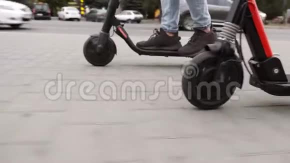 男子腿骑未来科技滑板低角弧射视频的预览图