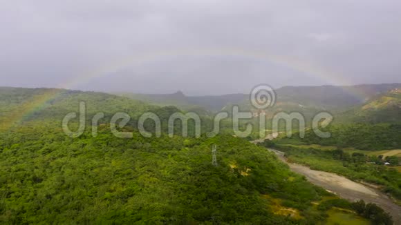 彩虹过江的高地菲律宾吕宋岛的山脉视频的预览图