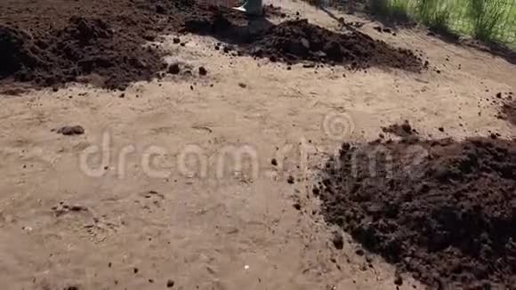 堆肥土和人工用耙平地面进行草坪播种手持视频的预览图