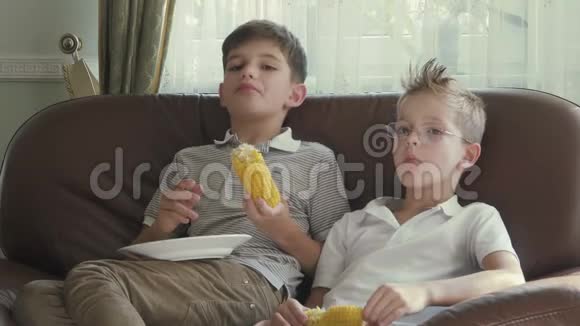 男孩们正在吃玉米视频的预览图