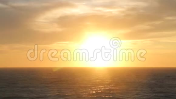 令人惊叹的日落和大海视频的预览图