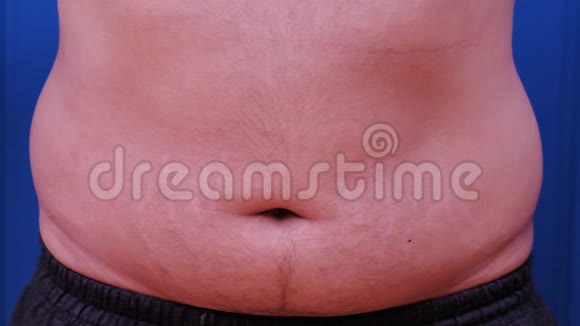 一个人慢吞吞地打着他肥胖的肚子特写镜头120英尺视频的预览图