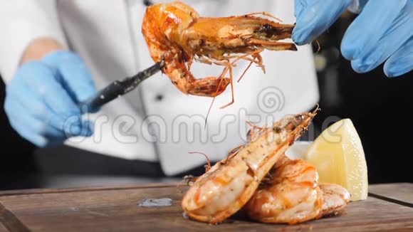 厨师的特写镜头在木板上放虎虾的佛兰贝式菜肴慢动作商业食物录像视频的预览图