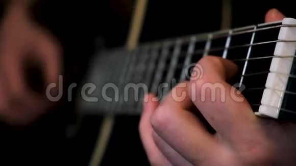 在摇滚民谣音乐会上用黑色的脖子和钢弦在音乐家手中合上吉他概念视频的预览图