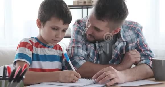 父亲帮助儿子做学校作业视频的预览图