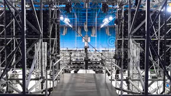 舞台设备及聚光灯的安装库存录像为看台和专业人士准备舞台视频的预览图