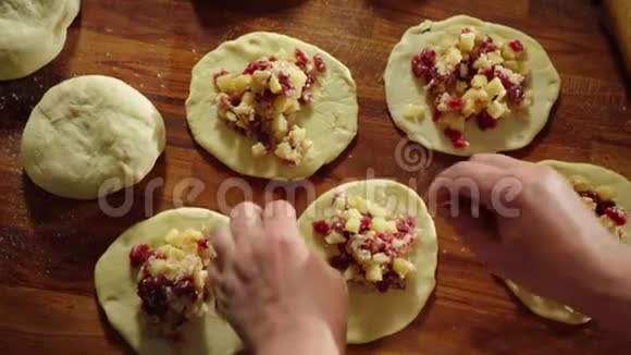 女人在厨房做传统馅饼视频的预览图