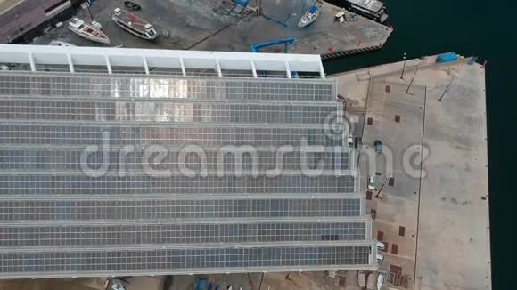 海港附近巨大太阳能电池板的空中景观上文视视频的预览图