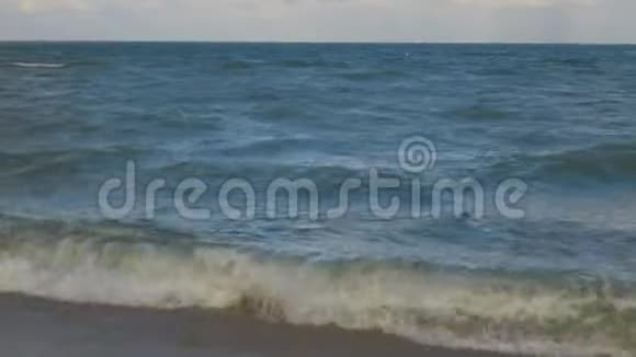 大西洋的波浪正在海岸上破碎青绿色海水和蓝天白云迈阿密海滩视频的预览图