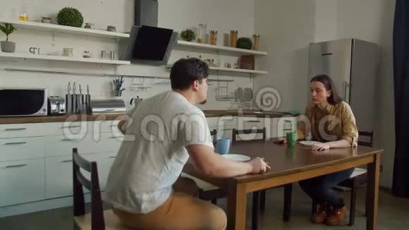 两个人在餐桌上争吵视频的预览图